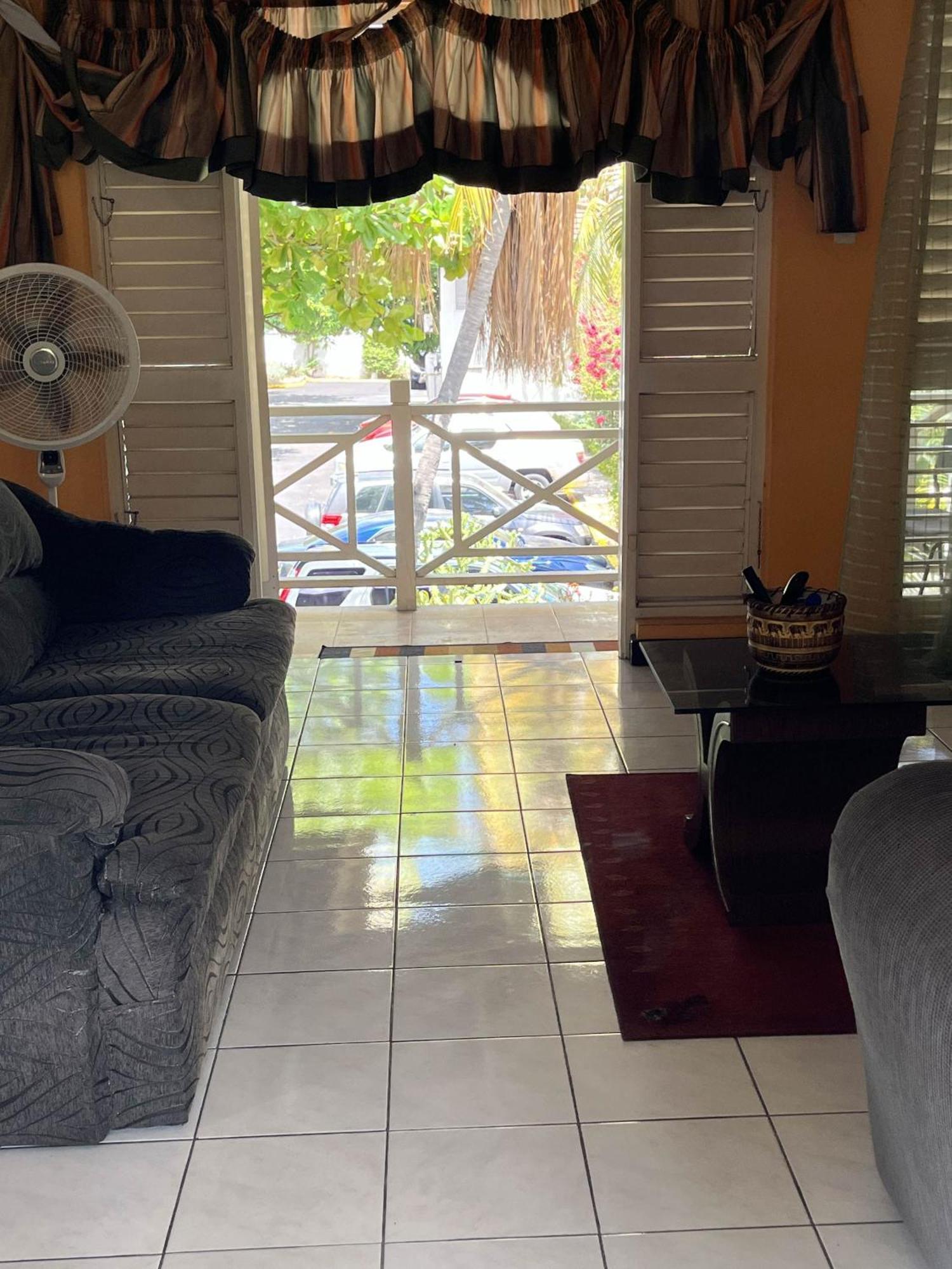 Finest Accommodation Renfrew Place 1 Bedroom Apt # 42 New Kgn 4--12 Renfrew Rd Kingston Luaran gambar
